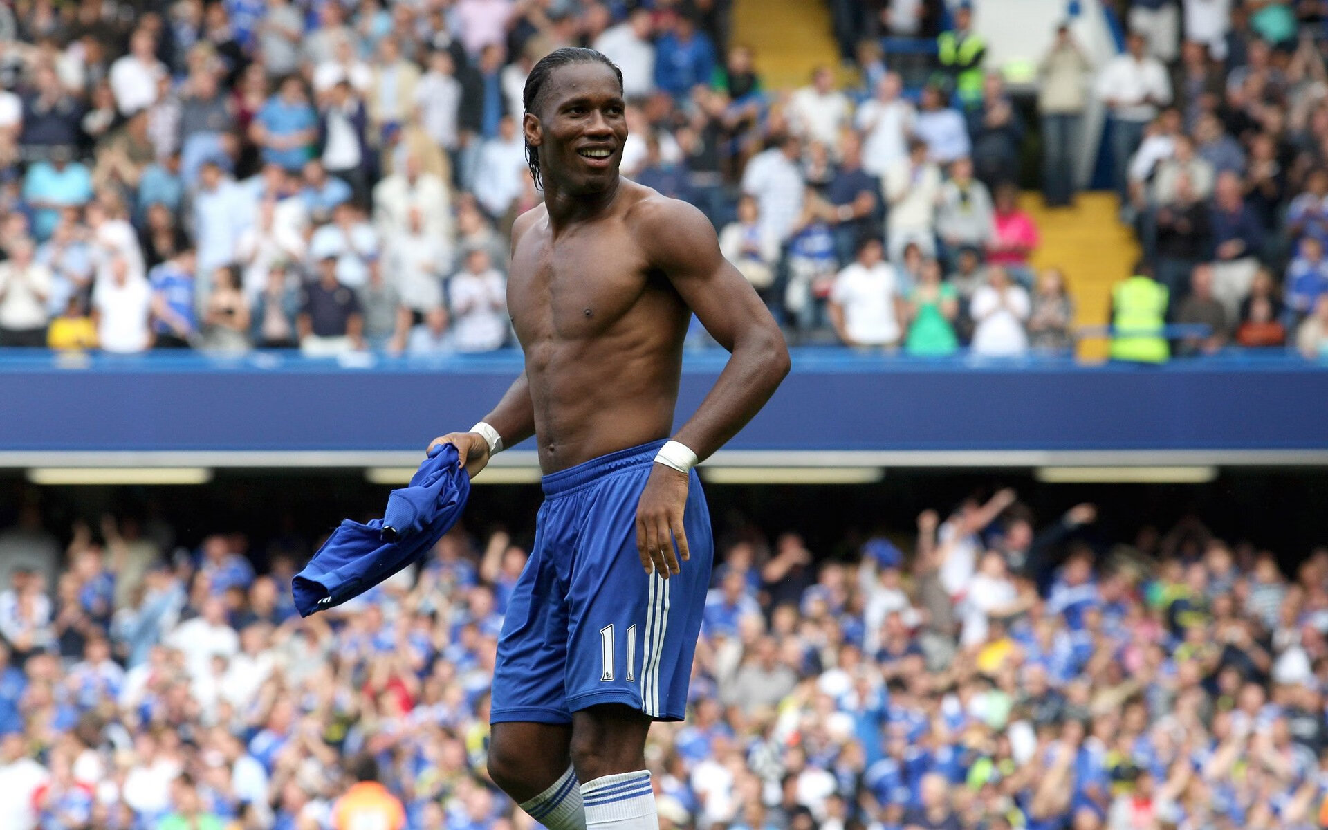 沙滩摩托竞速赛 海浪与沙丘共同构成天然障碍