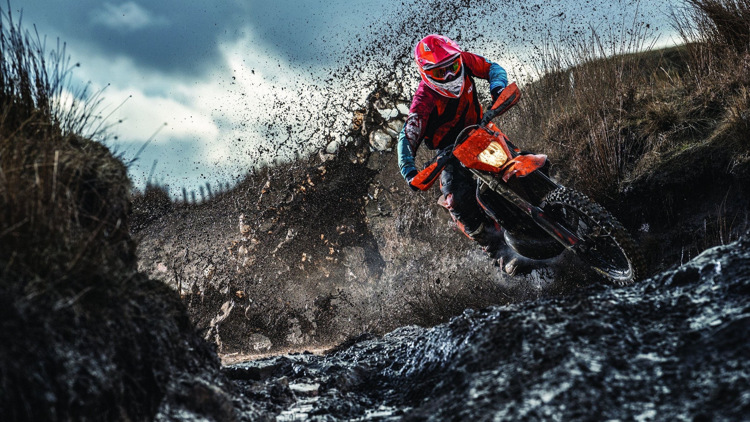 肌肉萎缩症患儿水中康复游戏赛 浮力减轻负担带来笑容