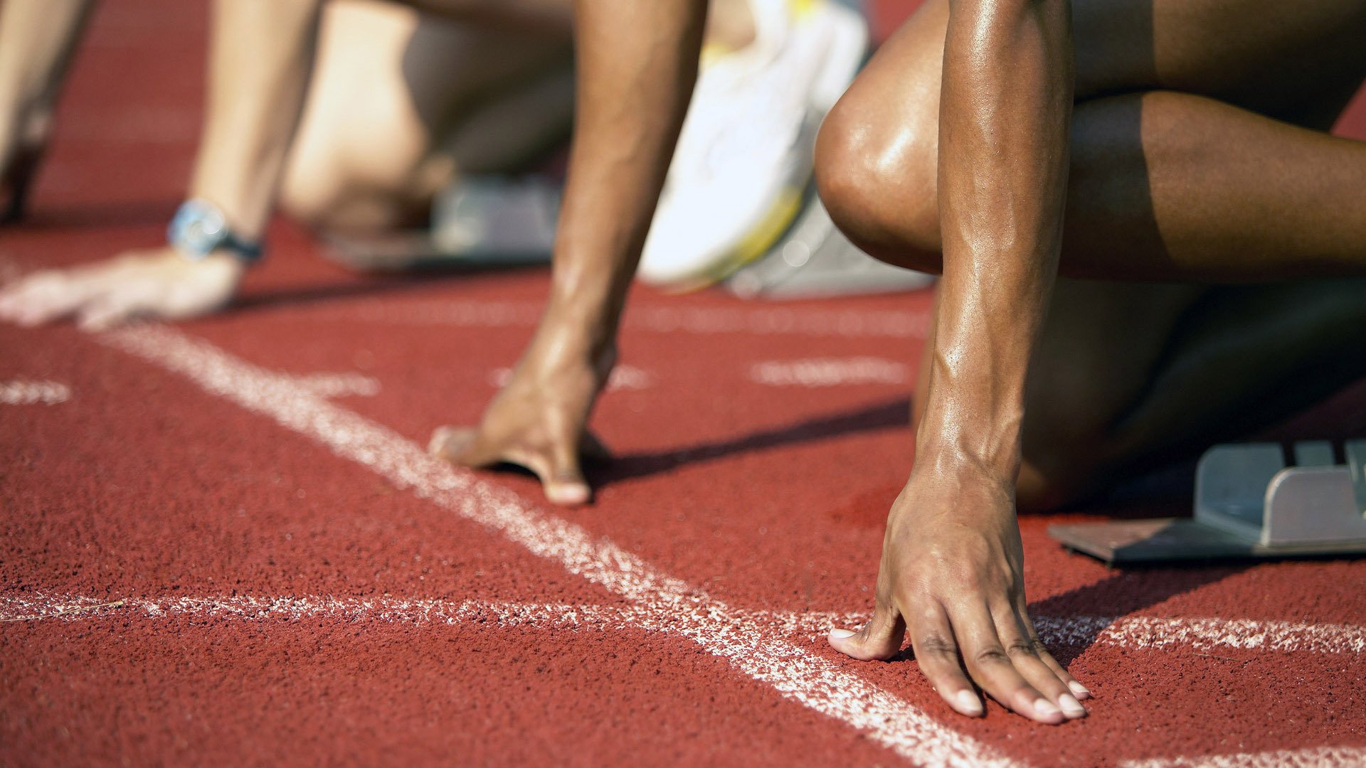奥沙利文看台观战：由于自己已出局，火老师被拍到在观众席吃冰淇淋，神态自若。